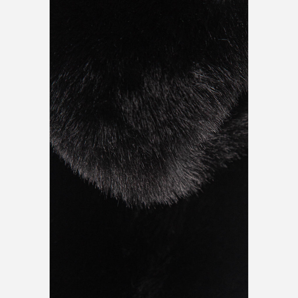 faux-fur-tuck-scarf-black-close-up