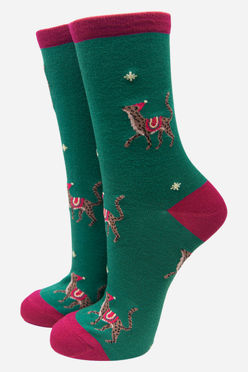 green bamboo ankle socks featuring cheetahs wearing party hats