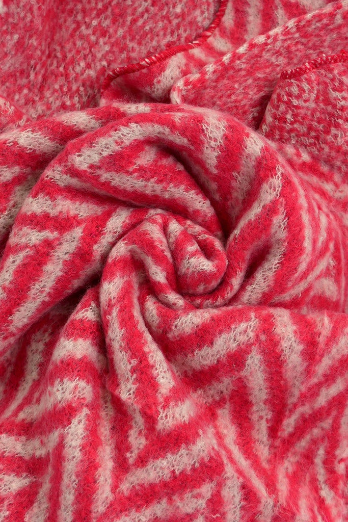 jay-red-white-asymmetric-chevron-heavyweight-scarf-close-up-material