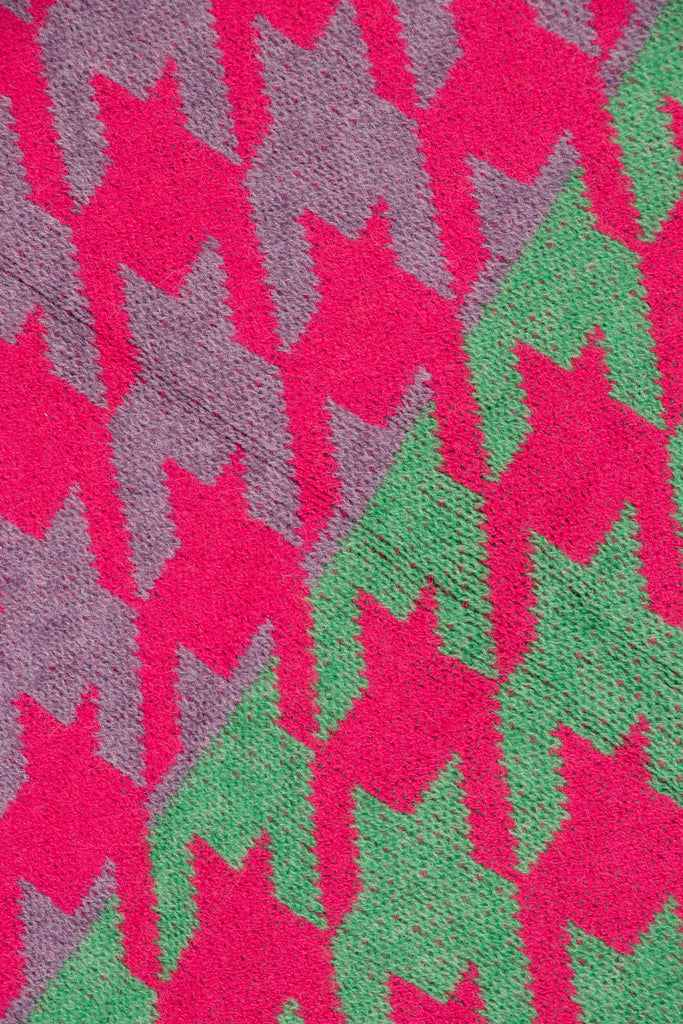 close up of the contrasting bold houndstooth pattern