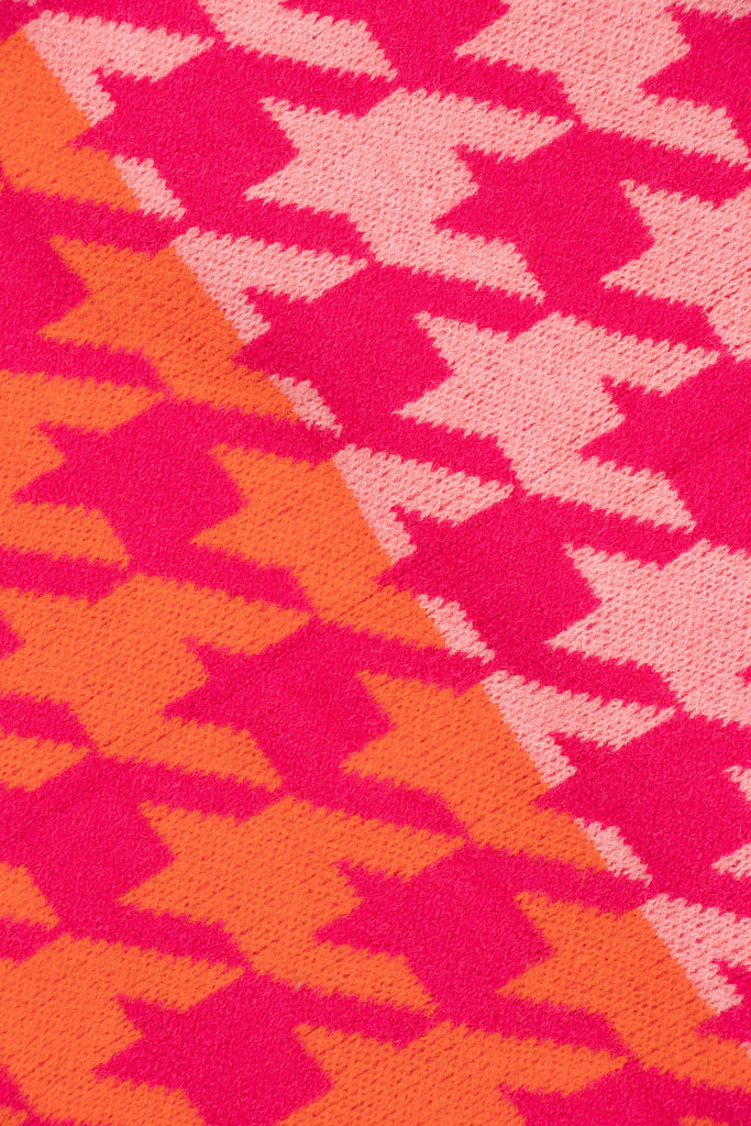 close up of the contrasting pink and orange houndstooth pattern