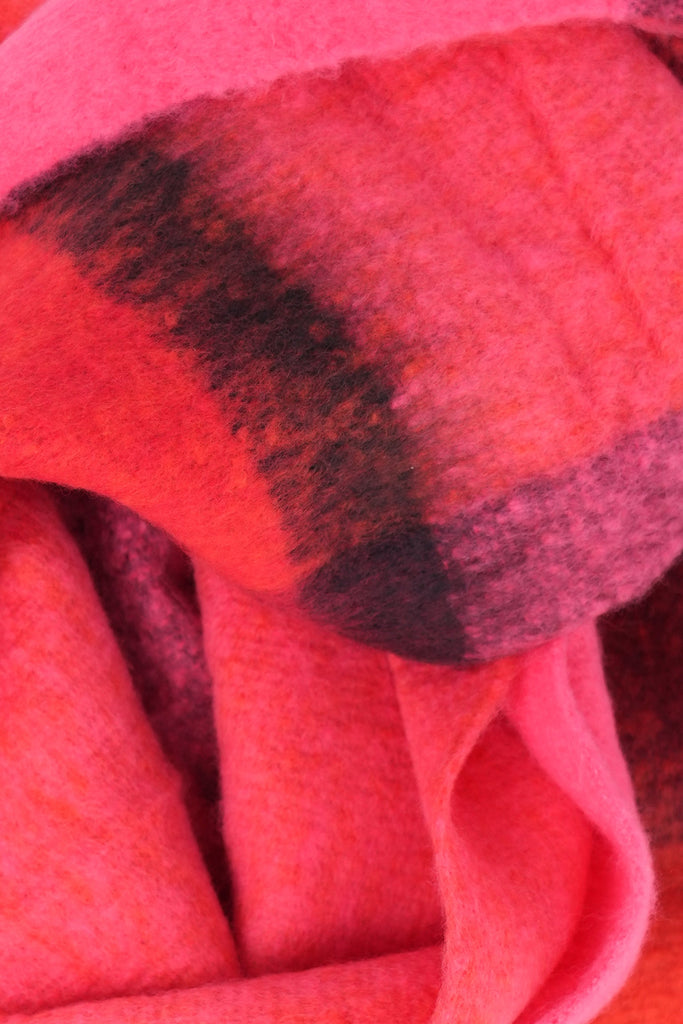 yara-red-square-colour-block-heavyweight-scarf-close-up-material