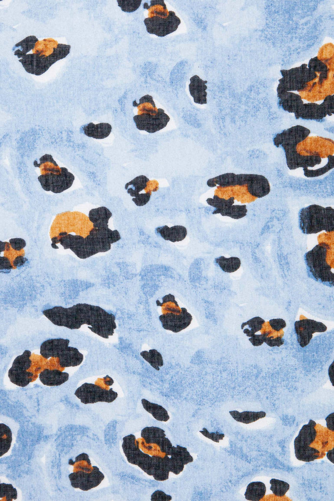 raya-lightweight-scarf-blue-leopard-print-close-up-animal-pattern