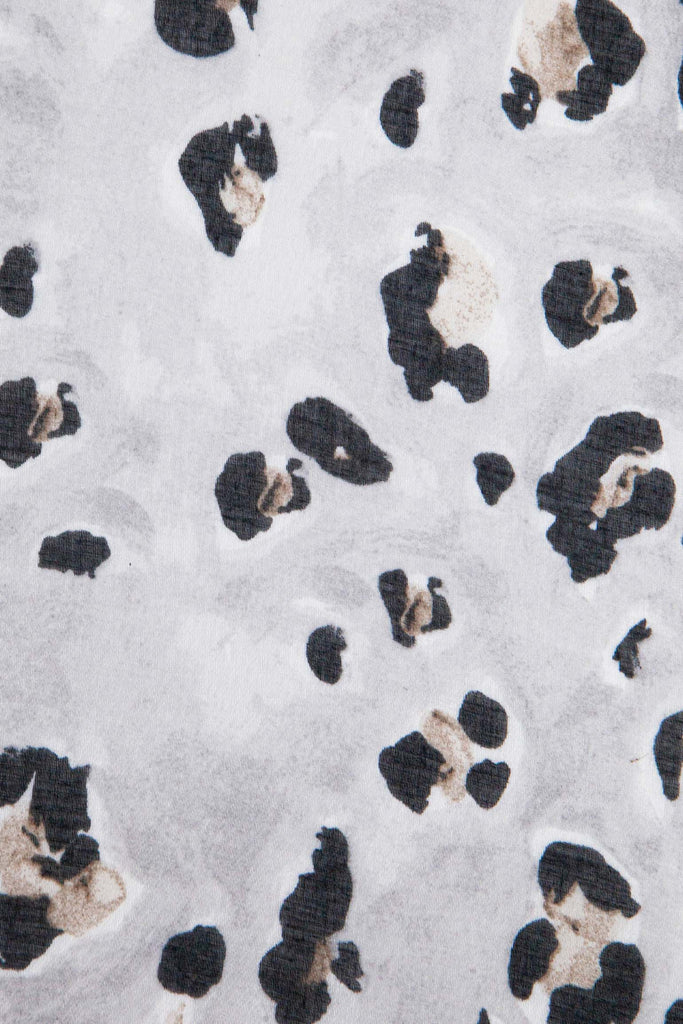 raya-lightweight-scarf-grey-leopard-print-close-up-animal-pattern