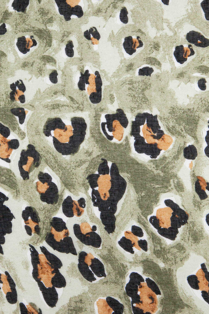 raya-lightweight-scarf-khaki-leopard-print-close-up-animal-pattern