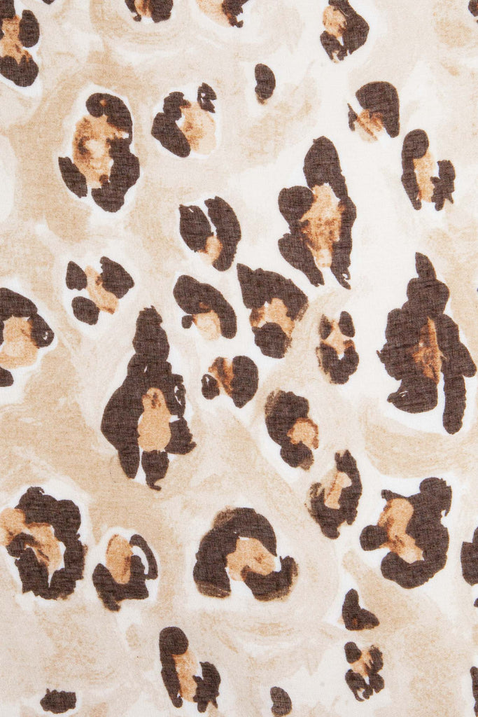 raya-lightweight-scarf-neutral-leopard-print-close-up-animal-pattern