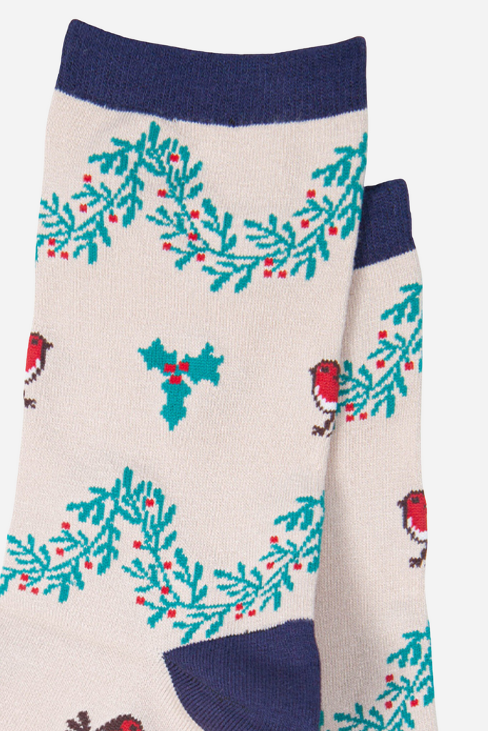 close up of the holly pattern