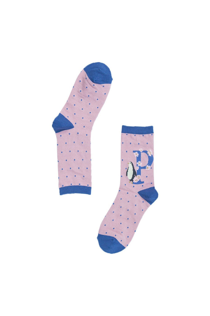 showing that the letter p is visible only on the outer edge of the socks