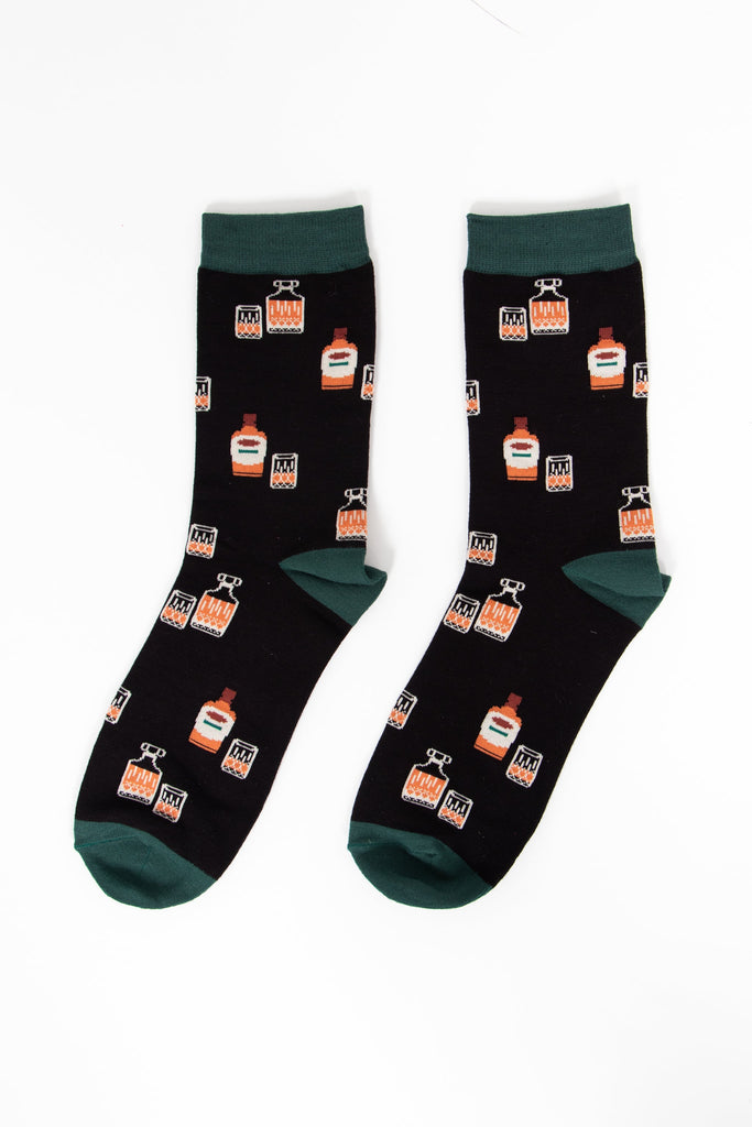 mens-bamboo-socks-black-whisky-laying-flat-all-over-pattern