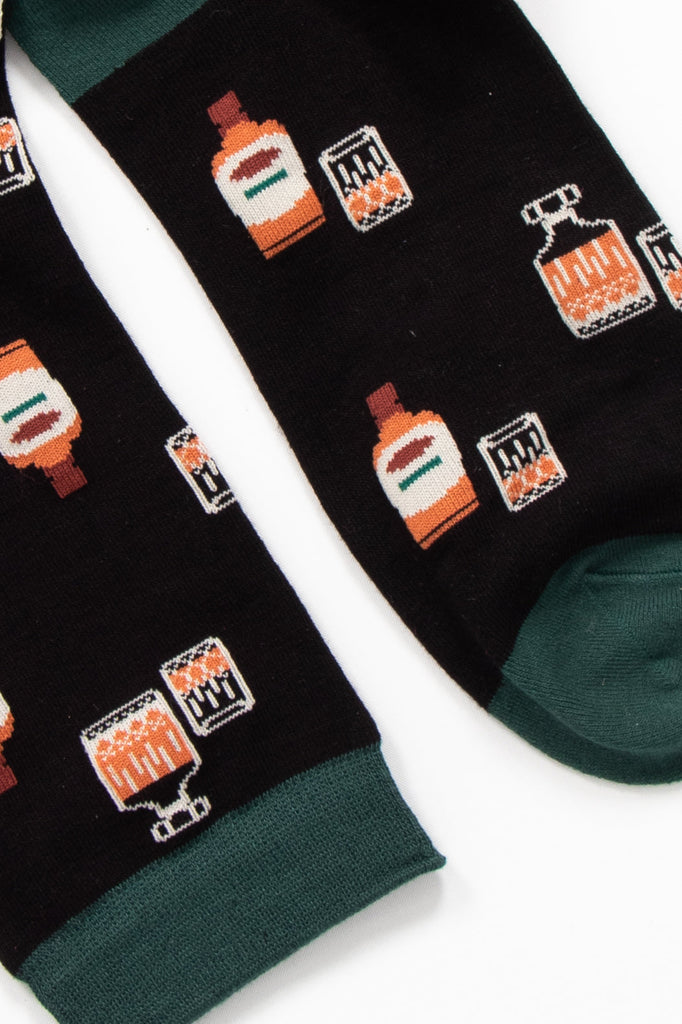 mens-bamboo-socks-black-whisky-close-up-glasses-bottles