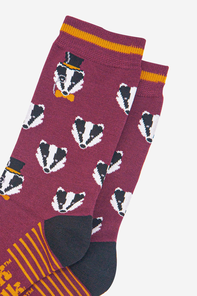 mens-bamboo-socks-burgundy-black-dapper-badger-close-up