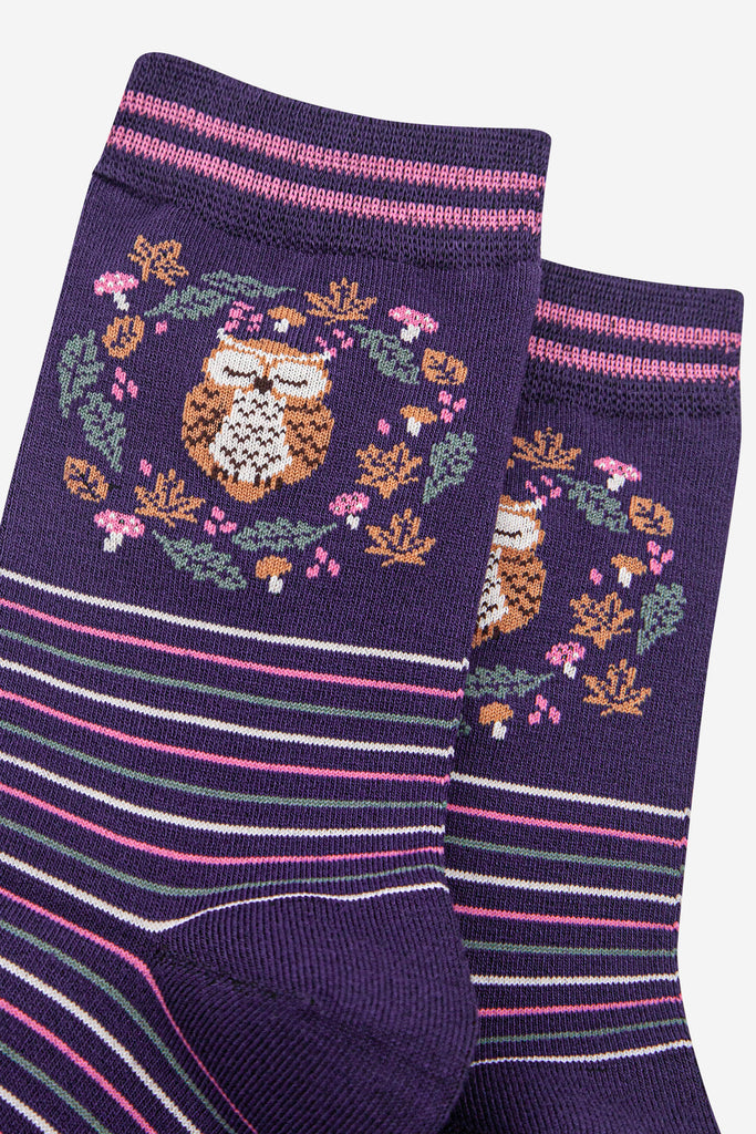 womens-bamboo-socks-navy-blue-sage-owl-in-wreath-close-up