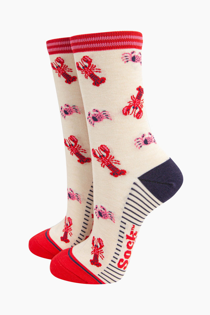 womens-bamboo-socks-cream-lobster-and-crab-ankle-socks-with-a-pattern-of-red-lobsters-and-pink-crabs