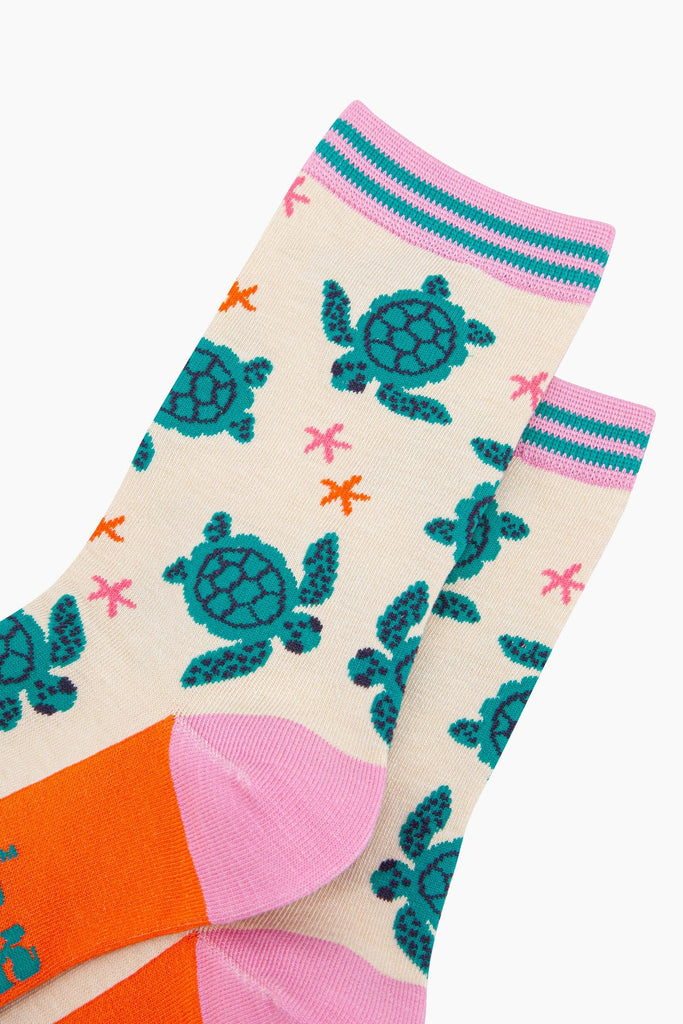 womens-bamboo-socks-cream-sea-turtles-and-starfish-close-up-swimming-turtles-with-dainty-starfish-scattered-around