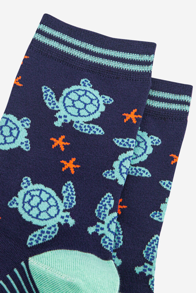 womens-bamboo-socks-navy-blue-mint-turtle-close-up