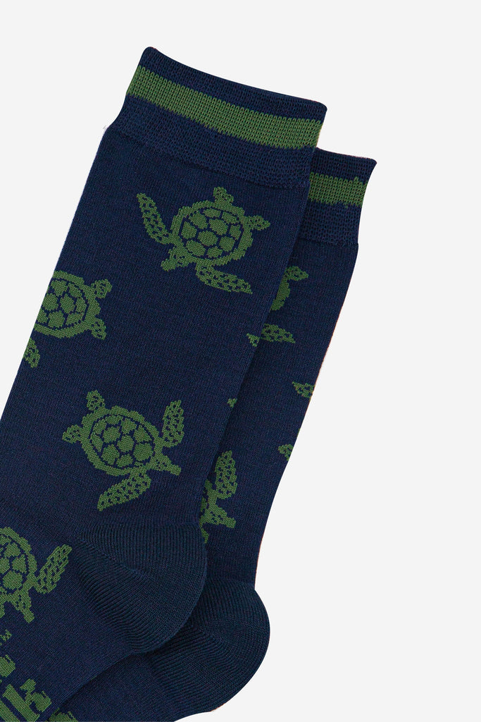 mens-bamboo-socks-navy-blue-turtle-close-up