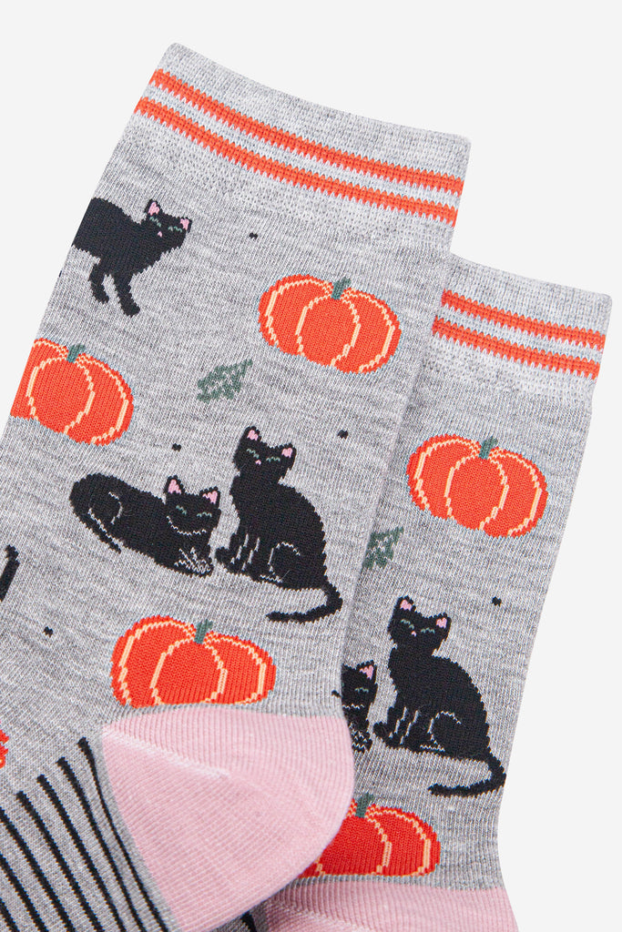 womens-bamboo-socks-light-grey-orange-cats-and-pumpkins-close-up