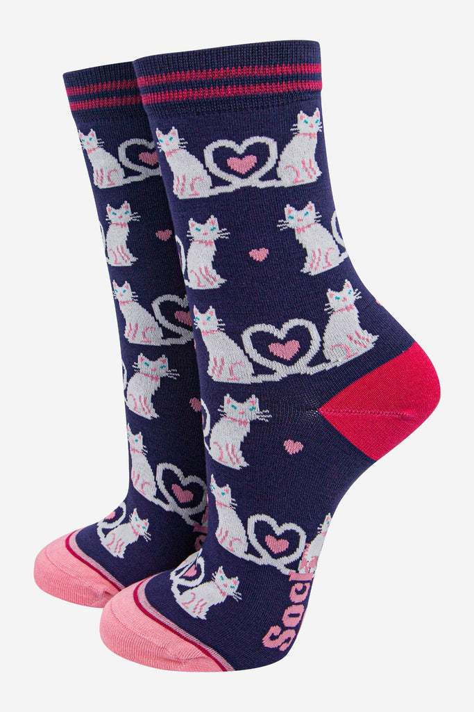 womens-socks-gift-box-navy-cats-navy-love-heart-tails