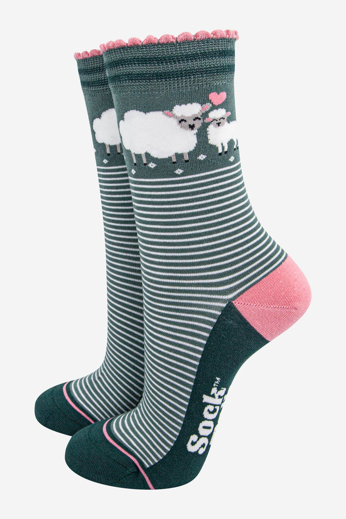 womens-bamboo-socks-green-pink-lambs-sheep-farm-animals