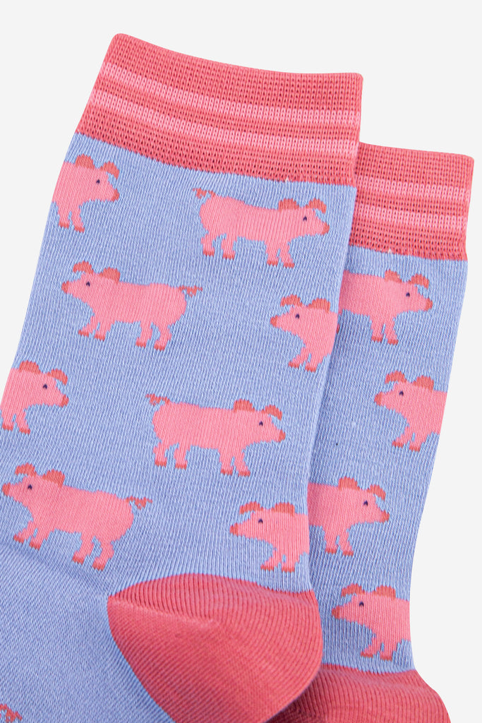 womens-bamboo-socks-light-blue-light-pink-pig-close-up