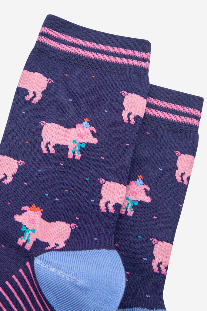 womens-bamboo-socks-navy-blue-orange-party-pigs-close-up