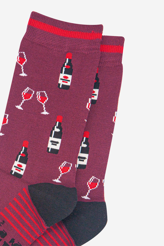mens-bamboo-socks-burgundy-black-red-wine-close-up