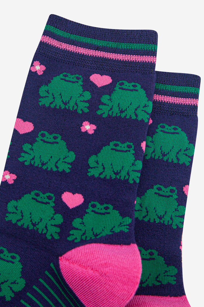 womens-bamboo-socks-navy-blue-pink-frogs-close-up