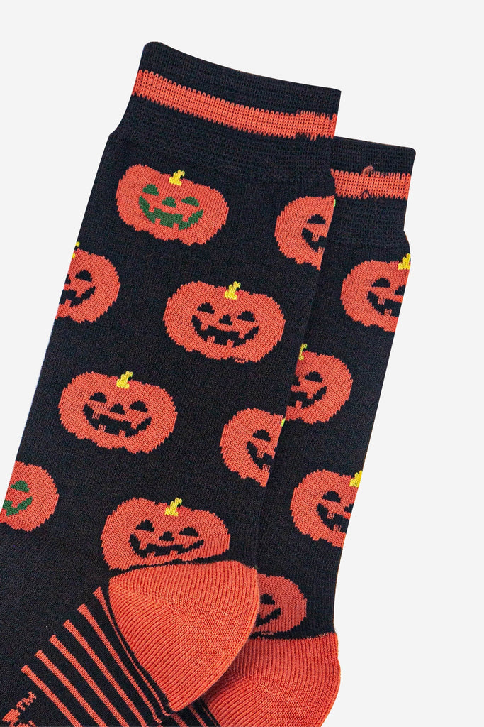mens-bamboo-socks-black-pumpkins-close-up
