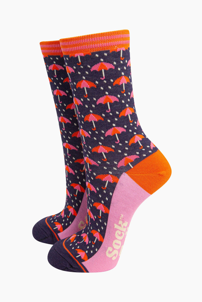 womens-bamboo-socks-navy-umbrellas-and-raindrops-repeating-pattern-orange-pink-umbrella-heavy-rain