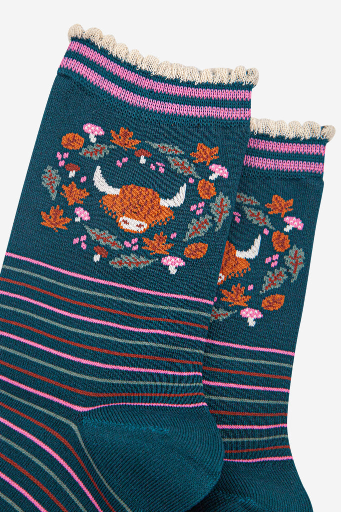 womens-bamboo-socks-forest-green-pink-highland-cow-floral-wreath-close-up
