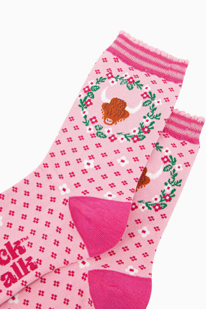 womens-bamboo-socks-pink-highland-cow-wreath-close-up-cow-head-horns