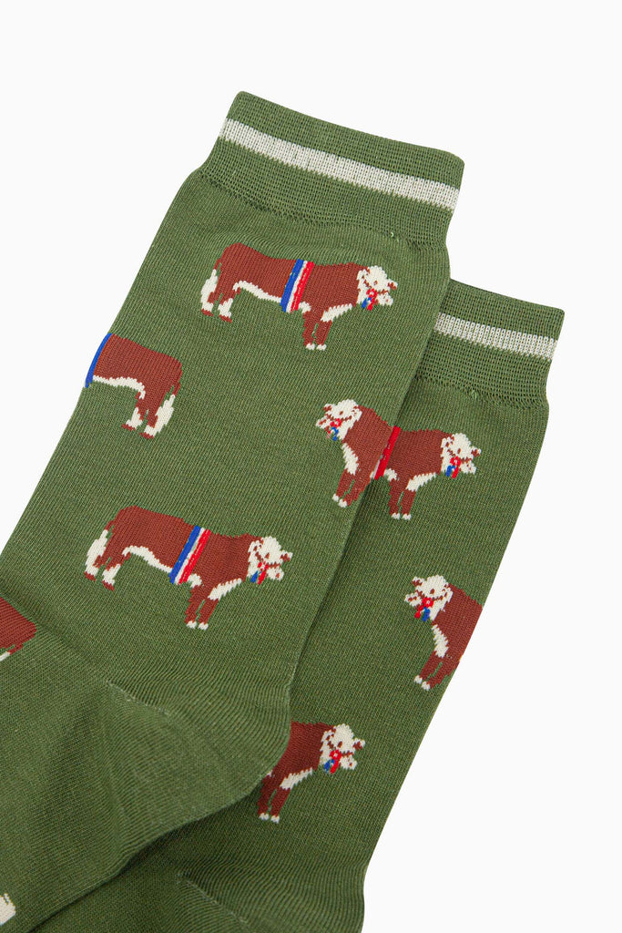 mens-bamboo-socks-green-prize-hereford-bull-close-up-brown-bulls-rossettes