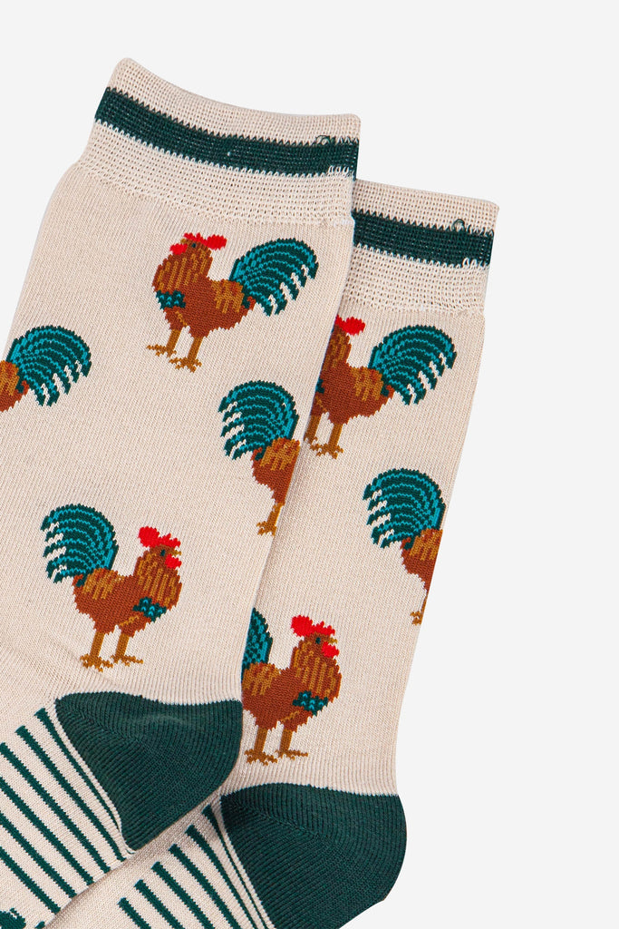 mens-bamboo-socks-cream-green-rooster-close-up