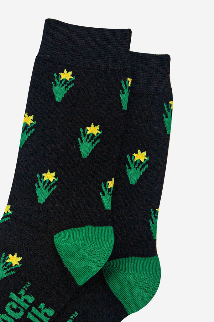 mens-bamboo-socks-black-daffodil-close-up