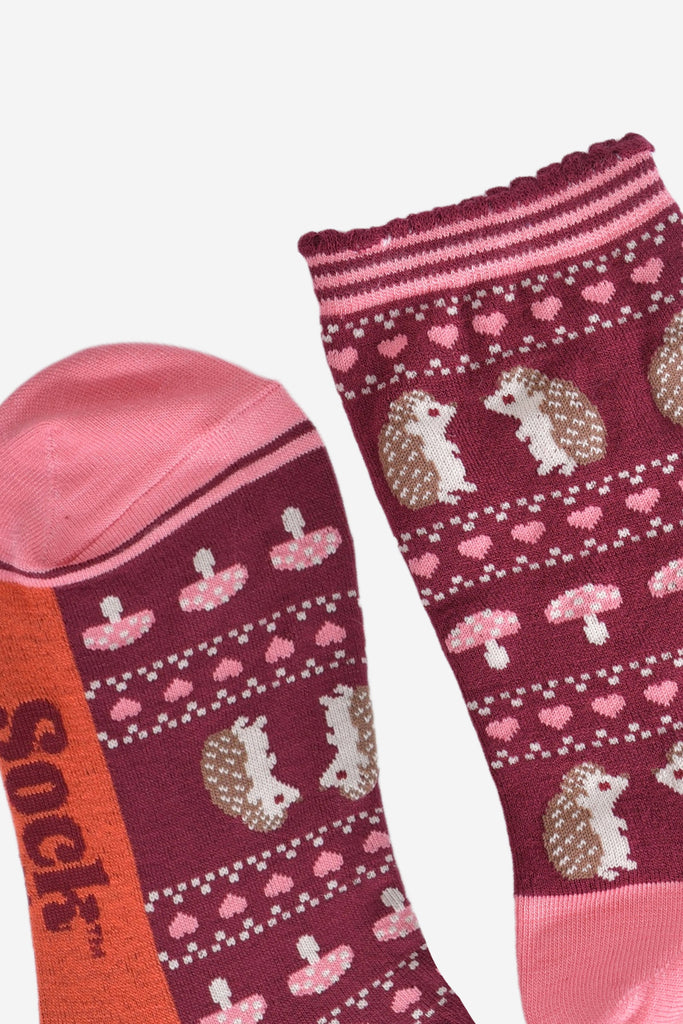 close up of the toe and cuff, the toe is pink and the cuffs are scalloped with pink and burgundy stripes in keeping with the colours of the sock