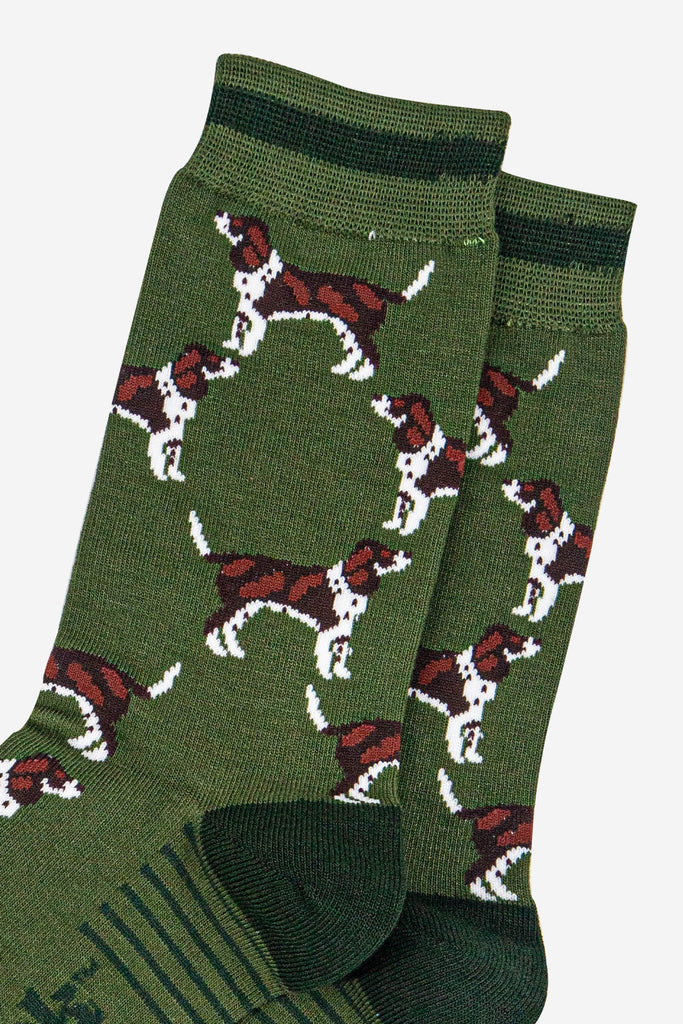 mens-bamboo-socks-khaki-dark-green-cocker-spaniel-close-up