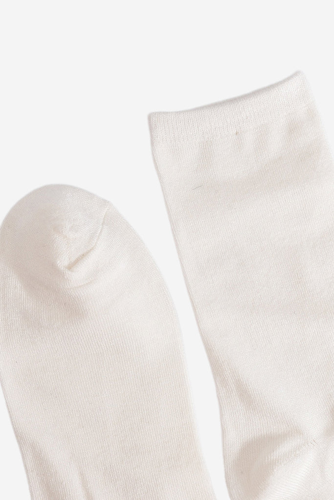 showing the heel and cuff of the white bamboo socks, showing an all over plain white colour