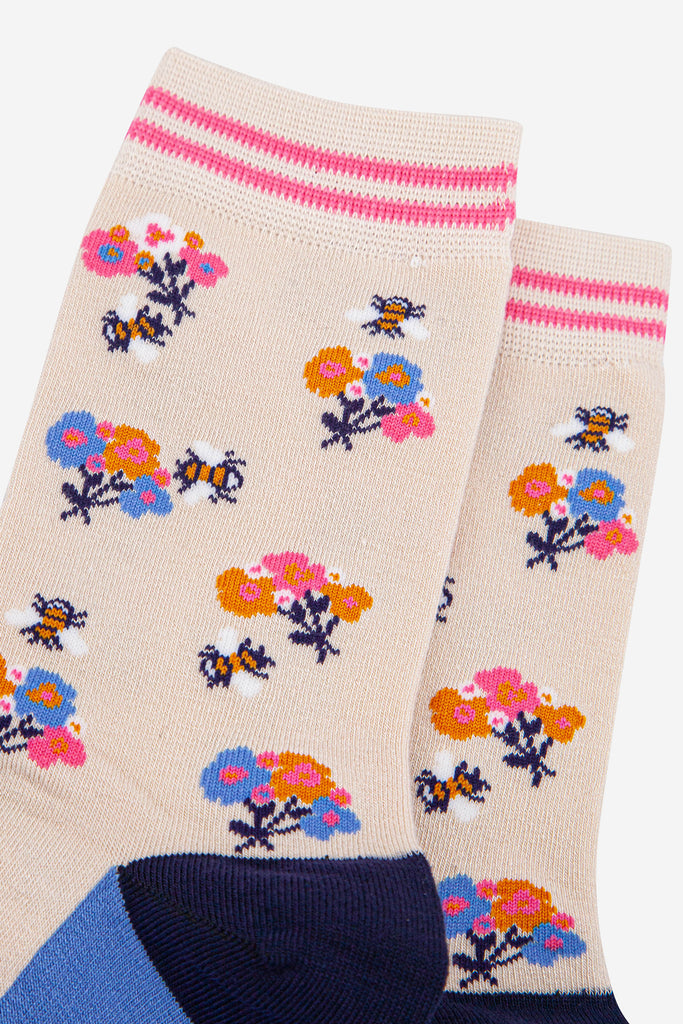 womens-bamboo-socks-cream-navy-blue-bee-posy-close-up