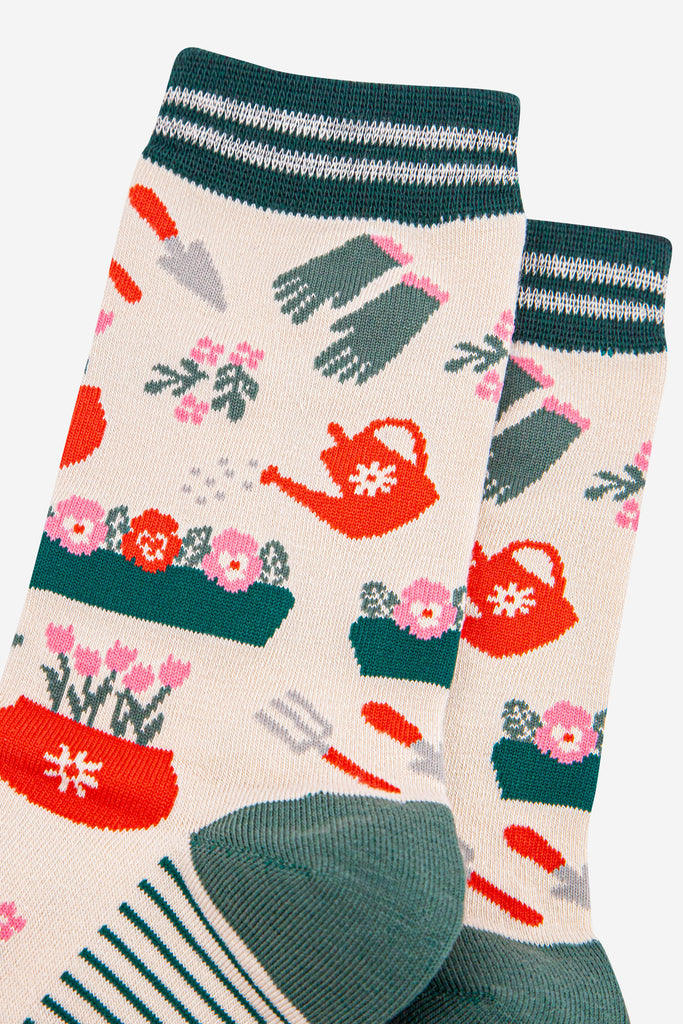 womens-bamboo-socks-cream-green-gardening-close-up