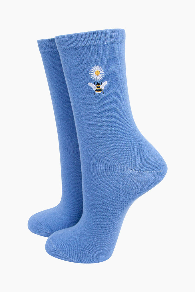 womens-embroidered-socks-light-blue-bee-daisy-flower-small-bumbleebee-white-daisy-stitched-design-on-ankle