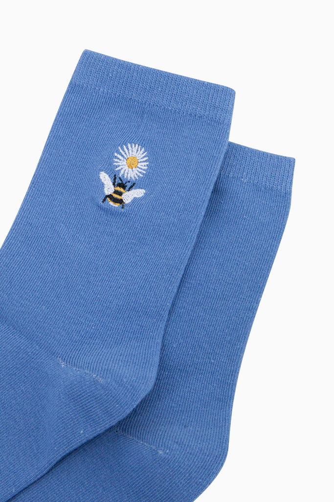 womens-embroidered-socks-light-blue-bee-daisy-flower-close-up-striped-bumblebee-hovering-at-a-white-daisy-flower
