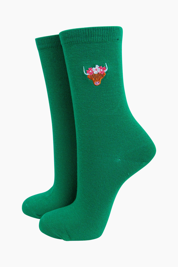 womens-embroidered-socks-green-highland-cow-stitched-face-of-highland-cow-wearing-floral-crown-on-ankle