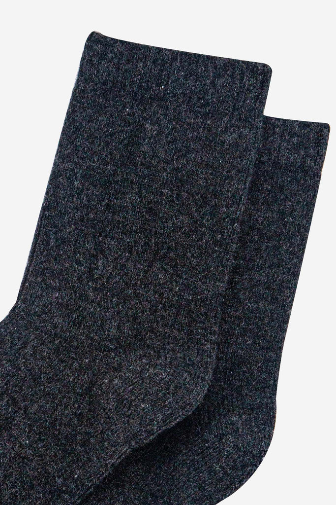 womens-cashmere-socks-ankle-socks-black-cashmere-close-up