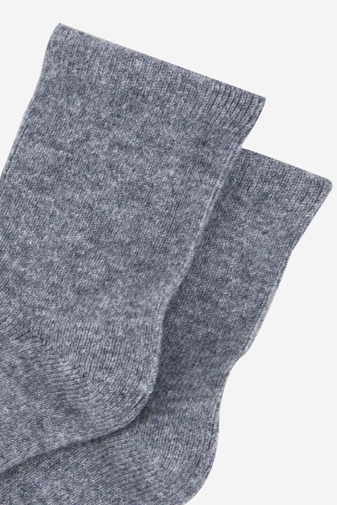 womens-cashmere-socks-ankle-socks-dark-grey-cashmere-close-up