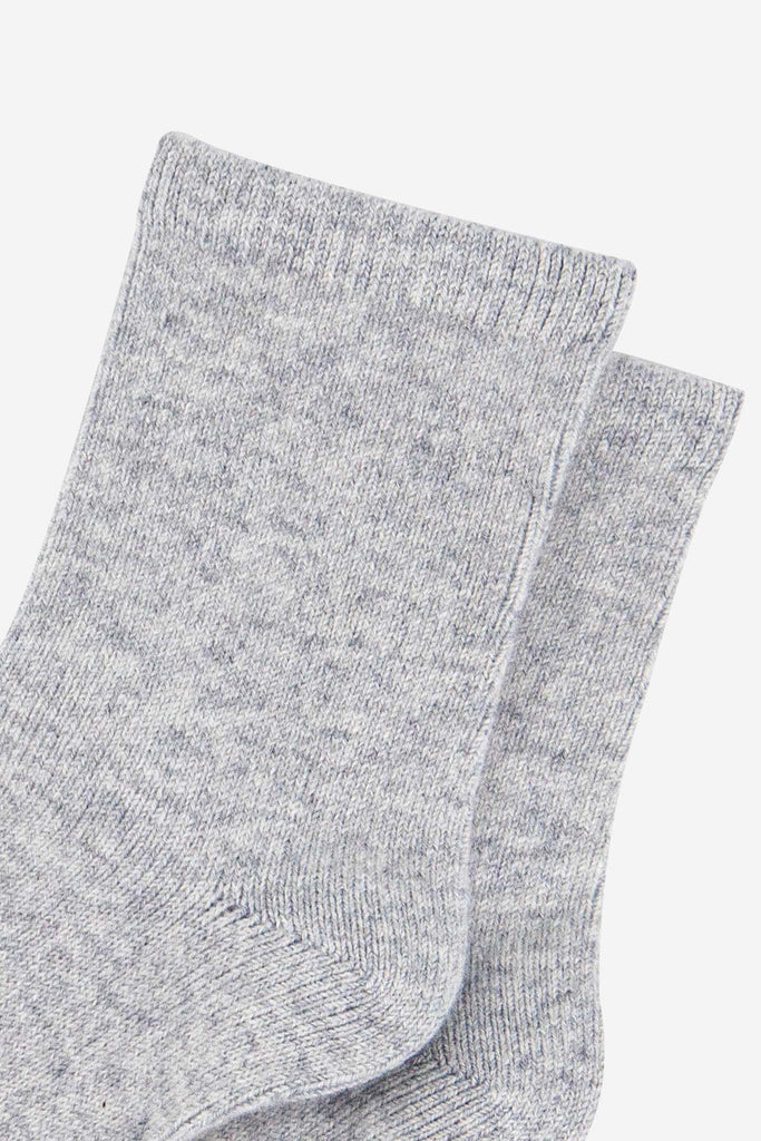womens-cashmere-socks-ankle-socks-light-grey-cashmere-close-up