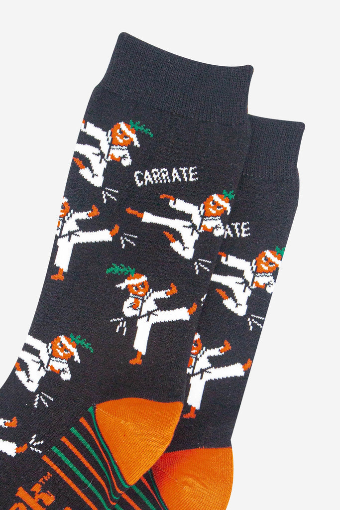 mens-combed-cotton-crew-socks-black-carrate-close-up