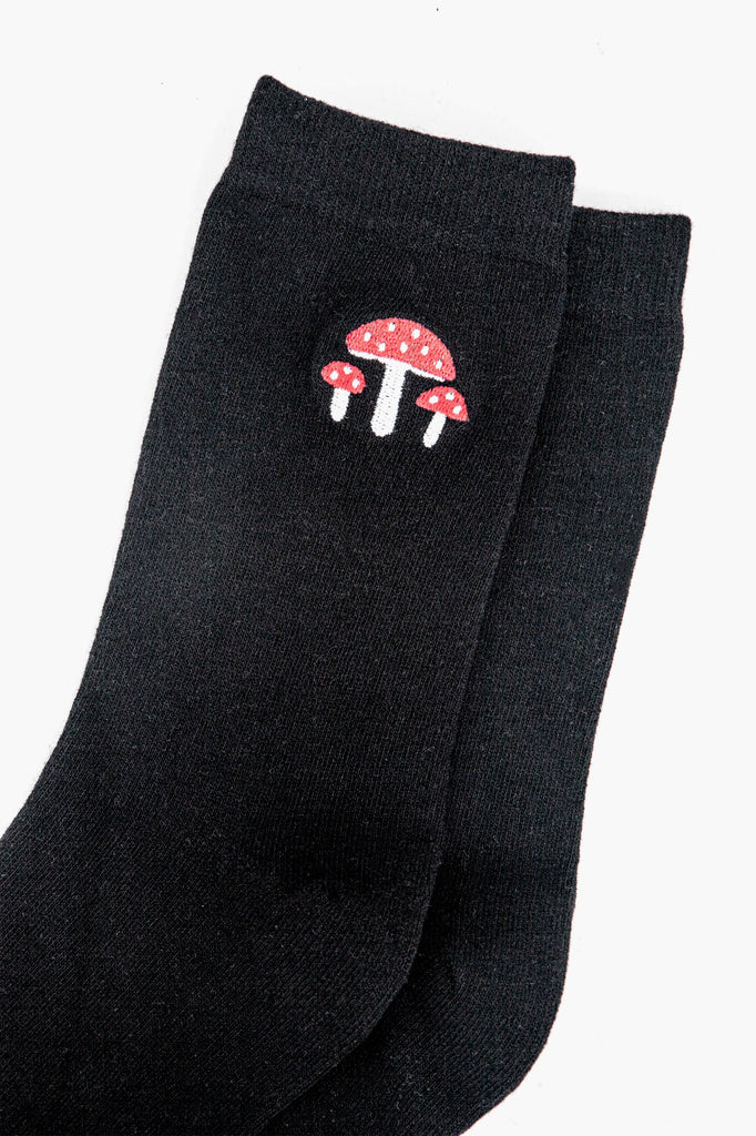 womens-embroidered-ankle-socks-black-toadstools-close-up