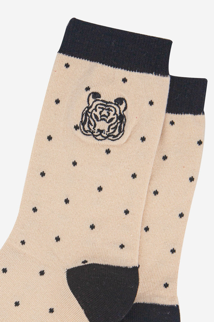 womens-embroidered-ankle-socks-cream-tiger-polka-dot-close-up