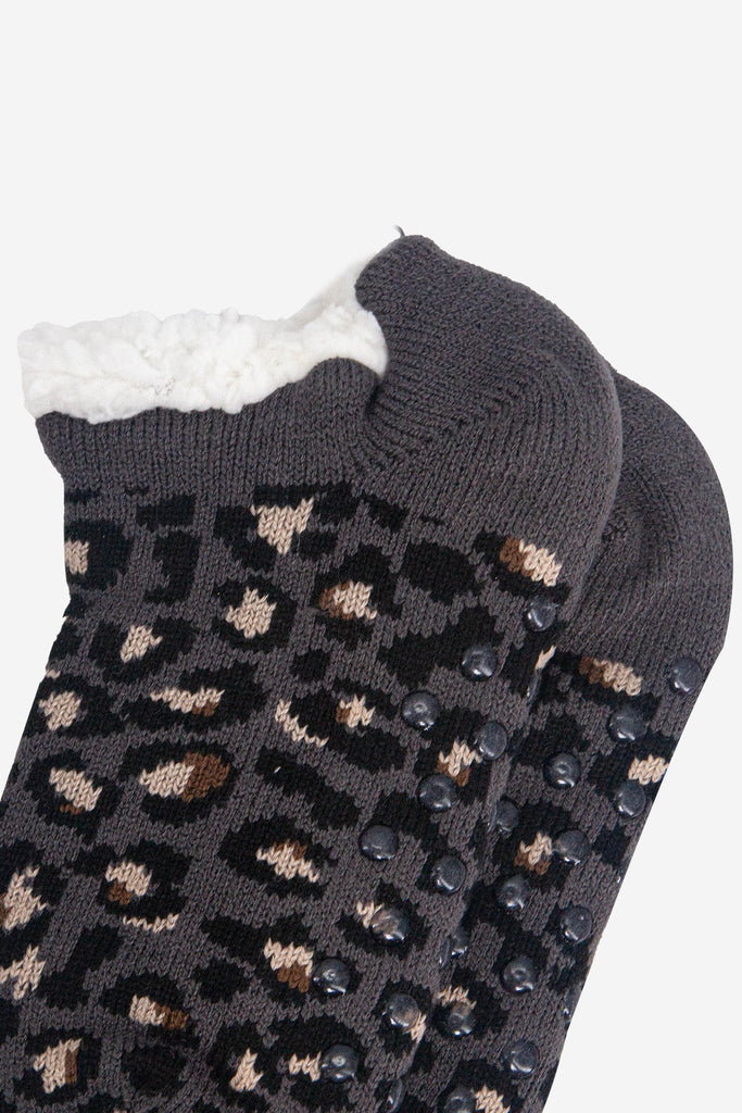 womens-short-slipper-sock-dark-grey-leopard-close-up-fluffy-lining