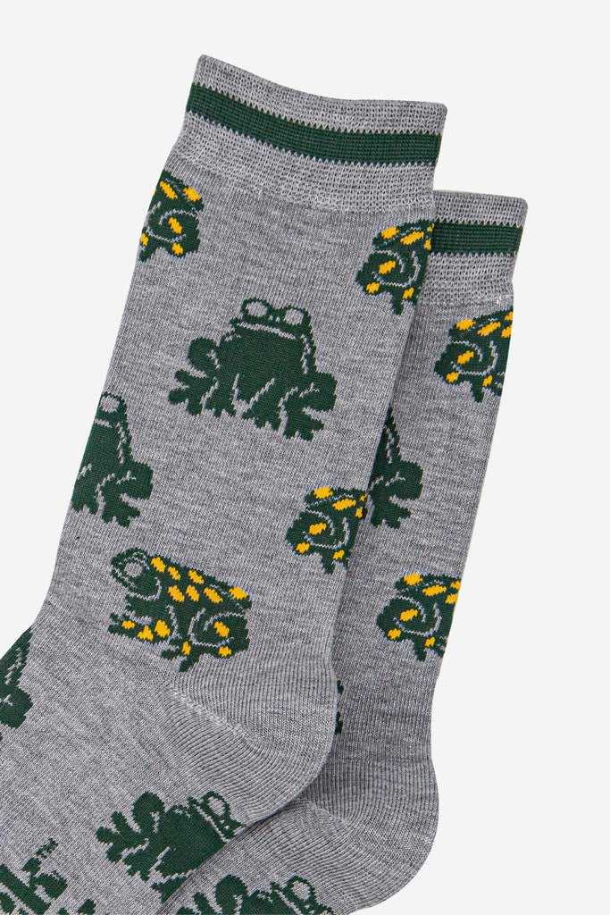mens-bamboo-socks-grey-marl-green-frogs-close-up